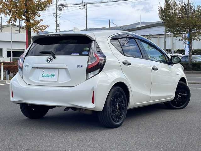 トヨタ アクア S グランパー 長野県 2020(令2)年 5.6万km ホワイトパールクリスタルシャイン 禁煙車/社外ナビ/【CN-RE06D】/BluetoothAudio/DVD再生可能/フルセグTV/バックカメラ/ETC/ステアリングスイッチ/LEDヘッドライト/電動格納ミラー/純正フロアマット/ドアバイザー