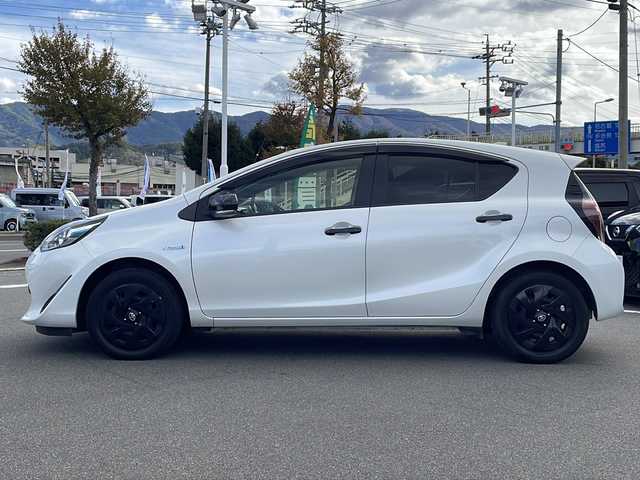 トヨタ アクア S グランパー 長野県 2020(令2)年 5.6万km ホワイトパールクリスタルシャイン 禁煙車/社外ナビ/【CN-RE06D】/BluetoothAudio/DVD再生可能/フルセグTV/バックカメラ/ETC/ステアリングスイッチ/LEDヘッドライト/電動格納ミラー/純正フロアマット/ドアバイザー