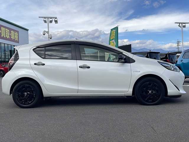 トヨタ アクア S グランパー 長野県 2020(令2)年 5.6万km ホワイトパールクリスタルシャイン 禁煙車/社外ナビ/【CN-RE06D】/BluetoothAudio/DVD再生可能/フルセグTV/バックカメラ/ETC/ステアリングスイッチ/LEDヘッドライト/電動格納ミラー/純正フロアマット/ドアバイザー