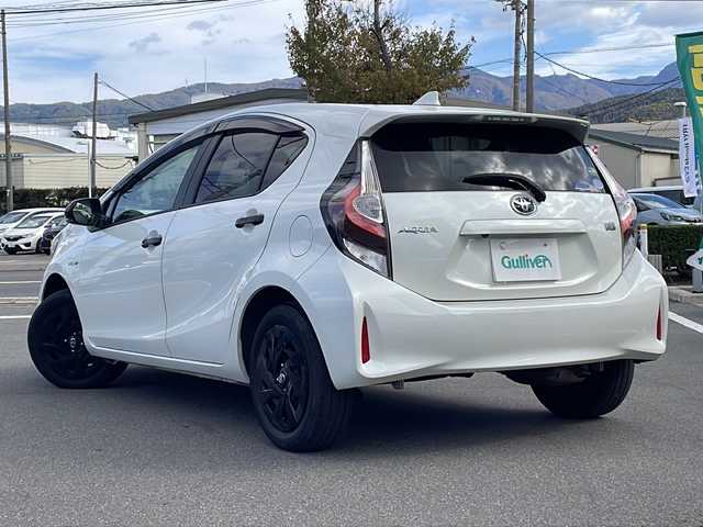 トヨタ アクア S グランパー 長野県 2020(令2)年 5.6万km ホワイトパールクリスタルシャイン 禁煙車/社外ナビ/【CN-RE06D】/BluetoothAudio/DVD再生可能/フルセグTV/バックカメラ/ETC/ステアリングスイッチ/LEDヘッドライト/電動格納ミラー/純正フロアマット/ドアバイザー