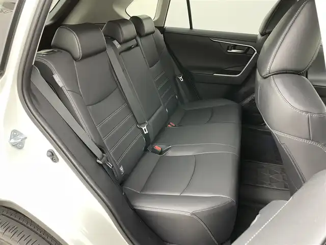 トヨタ ＲＡＶ４ G 岡山県 2021(令3)年 2.2万km ホワイトパールクリスタルシャイン 純正９型ディスプレイオーディオ　/全方位カメラ　/レーダークルーズコントロール　/ビルトインＥＴＣ　/シートヒーター　前席/ＬＥＤヘッドライト　/ドライブレコーダー　前後/ブラインドスポットモニター　/ステアリングヒーター/禁煙車/フォグライト/オートブレーキホールド/シートメモリー/オートハイビーム