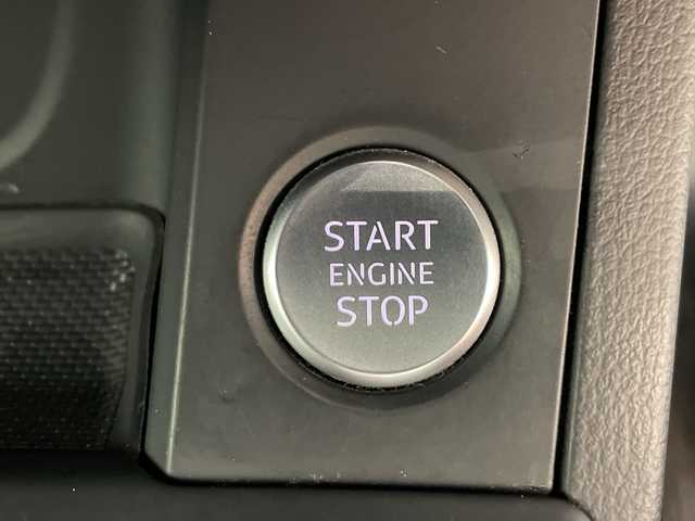 アウディ Ａ４ 鹿児島県 2021(令3)年 13.7万km パール メモリナビ/Bluetooth接続/USB接続/AM/FMラジオ/360°カメラ/パワーバックドア/ACC/アイドリングストップ/D/N席パワーシート/D/N席シートヒーター/ステアリングヒーター/ブラインドスポットモニター/オートホールド/ワイヤレス充電/電動パーキングプレーキ/横滑り防止/パークアシスト/ルーフレール/バーチャルコックピット/ビルドインETC2.0/純正17インチAW/純正フロアマット