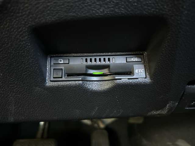 トヨタ プリウス S 岐阜県 2019(平31)年 16.7万km アティチュードブラックマイカ 登録時走行距離166604km/純正９型ナビ（NSZT-Y66T）/フルセグテレビ/バックカメラ/Blue tooth・CD・SDミュージックサーバー/ETC/ワンオーナー/トヨタセーフティセンス/コーナーセンサー前後/ドライブレコーダー前方/レーダークルーズコントロール/レーンキープアシスト/パーキングアシスト/ＬＥＤヘッドライト/オートマチックハイビーム/オートライト/横滑り防止装置/盗難防止装置/純正15アルミホイール/SRSエアバッグシステム運転席・助手席+サイド/カーテンエアバッグ/布系シート/フルフラットシート/純正フロアマット/プッシュスタート/スマートキー/スペアキー1本/ドアバイザー/保証書/記録簿/取扱説明書/オートエアコン/禁煙車