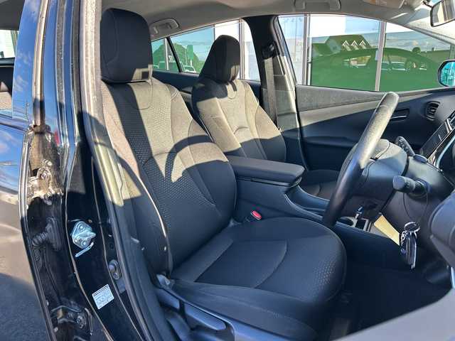 トヨタ プリウス S 岐阜県 2019(平31)年 16.7万km アティチュードブラックマイカ 登録時走行距離166604km/純正９型ナビ（NSZT-Y66T）/フルセグテレビ/バックカメラ/Blue tooth・CD・SDミュージックサーバー/ETC/ワンオーナー/トヨタセーフティセンス/コーナーセンサー前後/ドライブレコーダー前方/レーダークルーズコントロール/レーンキープアシスト/パーキングアシスト/ＬＥＤヘッドライト/オートマチックハイビーム/オートライト/横滑り防止装置/盗難防止装置/純正15アルミホイール/SRSエアバッグシステム運転席・助手席+サイド/カーテンエアバッグ/布系シート/フルフラットシート/純正フロアマット/プッシュスタート/スマートキー/スペアキー1本/ドアバイザー/保証書/記録簿/取扱説明書/オートエアコン/禁煙車