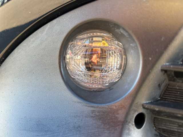 トヨタ プリウス S 岐阜県 2019(平31)年 16.7万km アティチュードブラックマイカ 登録時走行距離166604km/純正９型ナビ（NSZT-Y66T）/フルセグテレビ/バックカメラ/Blue tooth・CD・SDミュージックサーバー/ETC/ワンオーナー/トヨタセーフティセンス/コーナーセンサー前後/ドライブレコーダー前方/レーダークルーズコントロール/レーンキープアシスト/パーキングアシスト/ＬＥＤヘッドライト/オートマチックハイビーム/オートライト/横滑り防止装置/盗難防止装置/純正15アルミホイール/SRSエアバッグシステム運転席・助手席+サイド/カーテンエアバッグ/布系シート/フルフラットシート/純正フロアマット/プッシュスタート/スマートキー/スペアキー1本/ドアバイザー/保証書/記録簿/取扱説明書/オートエアコン/禁煙車