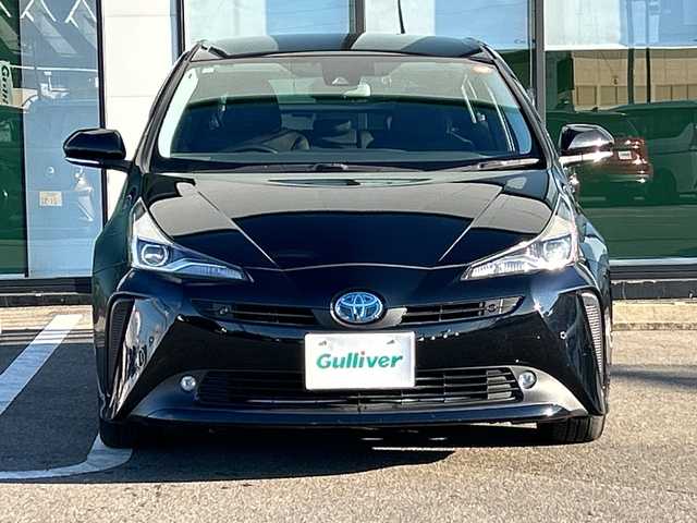 トヨタ プリウス S 岐阜県 2019(平31)年 16.7万km アティチュードブラックマイカ 登録時走行距離166604km/純正９型ナビ（NSZT-Y66T）/フルセグテレビ/バックカメラ/Blue tooth・CD・SDミュージックサーバー/ETC/ワンオーナー/トヨタセーフティセンス/コーナーセンサー前後/ドライブレコーダー前方/レーダークルーズコントロール/レーンキープアシスト/パーキングアシスト/ＬＥＤヘッドライト/オートマチックハイビーム/オートライト/横滑り防止装置/盗難防止装置/純正15アルミホイール/SRSエアバッグシステム運転席・助手席+サイド/カーテンエアバッグ/布系シート/フルフラットシート/純正フロアマット/プッシュスタート/スマートキー/スペアキー1本/ドアバイザー/保証書/記録簿/取扱説明書/オートエアコン/禁煙車