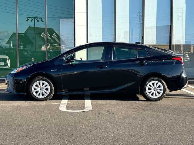 トヨタ プリウス S 岐阜県 2019(平31)年 16.7万km アティチュードブラックマイカ 登録時走行距離166604km/純正９型ナビ（NSZT-Y66T）/フルセグテレビ/バックカメラ/Blue tooth・CD・SDミュージックサーバー/ETC/ワンオーナー/トヨタセーフティセンス/コーナーセンサー前後/ドライブレコーダー前方/レーダークルーズコントロール/レーンキープアシスト/パーキングアシスト/ＬＥＤヘッドライト/オートマチックハイビーム/オートライト/横滑り防止装置/盗難防止装置/純正15アルミホイール/SRSエアバッグシステム運転席・助手席+サイド/カーテンエアバッグ/布系シート/フルフラットシート/純正フロアマット/プッシュスタート/スマートキー/スペアキー1本/ドアバイザー/保証書/記録簿/取扱説明書/オートエアコン/禁煙車