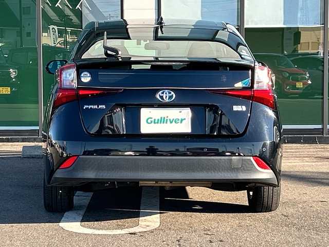 トヨタ プリウス S 岐阜県 2019(平31)年 16.7万km アティチュードブラックマイカ 登録時走行距離166604km/純正９型ナビ（NSZT-Y66T）/フルセグテレビ/バックカメラ/Blue tooth・CD・SDミュージックサーバー/ETC/ワンオーナー/トヨタセーフティセンス/コーナーセンサー前後/ドライブレコーダー前方/レーダークルーズコントロール/レーンキープアシスト/パーキングアシスト/ＬＥＤヘッドライト/オートマチックハイビーム/オートライト/横滑り防止装置/盗難防止装置/純正15アルミホイール/SRSエアバッグシステム運転席・助手席+サイド/カーテンエアバッグ/布系シート/フルフラットシート/純正フロアマット/プッシュスタート/スマートキー/スペアキー1本/ドアバイザー/保証書/記録簿/取扱説明書/オートエアコン/禁煙車