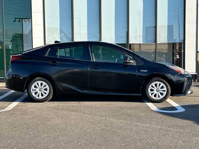 トヨタ プリウス S 岐阜県 2019(平31)年 16.7万km アティチュードブラックマイカ 登録時走行距離166604km/純正９型ナビ（NSZT-Y66T）/フルセグテレビ/バックカメラ/Blue tooth・CD・SDミュージックサーバー/ETC/ワンオーナー/トヨタセーフティセンス/コーナーセンサー前後/ドライブレコーダー前方/レーダークルーズコントロール/レーンキープアシスト/パーキングアシスト/ＬＥＤヘッドライト/オートマチックハイビーム/オートライト/横滑り防止装置/盗難防止装置/純正15アルミホイール/SRSエアバッグシステム運転席・助手席+サイド/カーテンエアバッグ/布系シート/フルフラットシート/純正フロアマット/プッシュスタート/スマートキー/スペアキー1本/ドアバイザー/保証書/記録簿/取扱説明書/オートエアコン/禁煙車