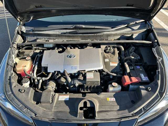 トヨタ プリウス S 岐阜県 2019(平31)年 16.7万km アティチュードブラックマイカ 登録時走行距離166604km/純正９型ナビ（NSZT-Y66T）/フルセグテレビ/バックカメラ/Blue tooth・CD・SDミュージックサーバー/ETC/ワンオーナー/トヨタセーフティセンス/コーナーセンサー前後/ドライブレコーダー前方/レーダークルーズコントロール/レーンキープアシスト/パーキングアシスト/ＬＥＤヘッドライト/オートマチックハイビーム/オートライト/横滑り防止装置/盗難防止装置/純正15アルミホイール/SRSエアバッグシステム運転席・助手席+サイド/カーテンエアバッグ/布系シート/フルフラットシート/純正フロアマット/プッシュスタート/スマートキー/スペアキー1本/ドアバイザー/保証書/記録簿/取扱説明書/オートエアコン/禁煙車