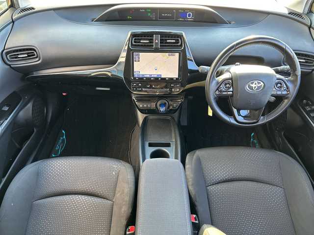 トヨタ プリウス S 岐阜県 2019(平31)年 16.7万km アティチュードブラックマイカ 登録時走行距離166604km/純正９型ナビ（NSZT-Y66T）/フルセグテレビ/バックカメラ/Blue tooth・CD・SDミュージックサーバー/ETC/ワンオーナー/トヨタセーフティセンス/コーナーセンサー前後/ドライブレコーダー前方/レーダークルーズコントロール/レーンキープアシスト/パーキングアシスト/ＬＥＤヘッドライト/オートマチックハイビーム/オートライト/横滑り防止装置/盗難防止装置/純正15アルミホイール/SRSエアバッグシステム運転席・助手席+サイド/カーテンエアバッグ/布系シート/フルフラットシート/純正フロアマット/プッシュスタート/スマートキー/スペアキー1本/ドアバイザー/保証書/記録簿/取扱説明書/オートエアコン/禁煙車