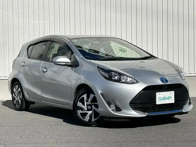 トヨタ アクア S スタイルブラック 群馬県 2020(令2)年 5.4万km シルバーM 純正9インチSDナビ/(FM/AM/CD/DVD/Bluetooth/フルセグTV)/パノラミックビューモニター/前後ドライブレコーダー（DRT-H66A）/ビルトインETC2.0/純正15インチアルミホイール/ステアリングスイッチ/電動格納ミラー/プッシュスタート/トヨタセーフティセンス/・横滑り防止/・レーンキープ/・盗難防止装置/・LEDヘッドライト/・オートライト/・オートマチックハイビーム/保証書/スペアキー