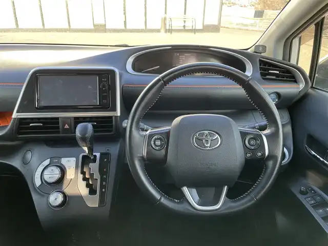 トヨタ シエンタ ハイブリッド G 大阪府 2016(平28)年 5万km ホワイトパールクリスタルシャイン トヨタセーフティーセンス/・プリクラッシュセーフティー/・レーンディパーチャーアラート/・オートマチックハイビーム/・クリアランスソナー/純正ナビ/・Bluetooth/CD/DVD/ワンセグTV/ラジオ/主要装備/・バックカメラ/・横滑り防止装置/・両側パワースライドドア/・D＋Nシートヒーター/・ウォークスルー/・LEDヘッドライト/・フォグランプ/・純正フロアマット/・純正AW/・ドライブレコーダー/・ETC