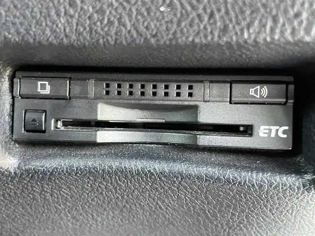 トヨタ シエンタ ハイブリッド G 大阪府 2016(平28)年 5万km ホワイトパールクリスタルシャイン トヨタセーフティーセンス/・プリクラッシュセーフティー/・レーンディパーチャーアラート/・オートマチックハイビーム/・クリアランスソナー/純正ナビ/・Bluetooth/CD/DVD/ワンセグTV/ラジオ/主要装備/・バックカメラ/・横滑り防止装置/・両側パワースライドドア/・D＋Nシートヒーター/・ウォークスルー/・LEDヘッドライト/・フォグランプ/・純正フロアマット/・純正AW/・ドライブレコーダー/・ETC