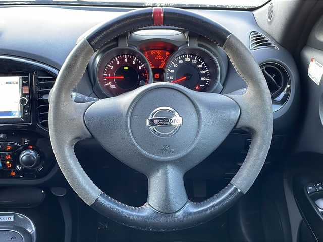 日産 ジューク ニスモ 福島県 2013(平25)年 6.5万km ブリリアントホワイトパール 純正ナビ　バックＣ　フルセグＴＶ　ＢＴ　ビルトインＥＴＣ　純正ドアバイザー　純正フロアマット　Ｄ－ＭＯＤＥ　ＮＩＳＭＯ専用シート　４ＷＤ－Ｖ　純正夏タイヤ付AW装着　プッシュスタート　スマートキー