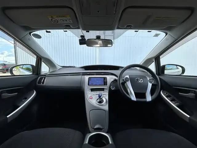 トヨタ プリウス S 愛媛県 2013(平25)年 5.3万km ホワイトパールクリスタルシャイン フォグランプ/純正ナビ/バックカメラ/ETC/ドラレコ/純正フロアマット/オートライト/ABS/純正15インチアルミホイール/スマートキー/フルセグTV/DVD/Bluetooth/AAC/スペアキー/横滑り防止装置/プッシュスタート