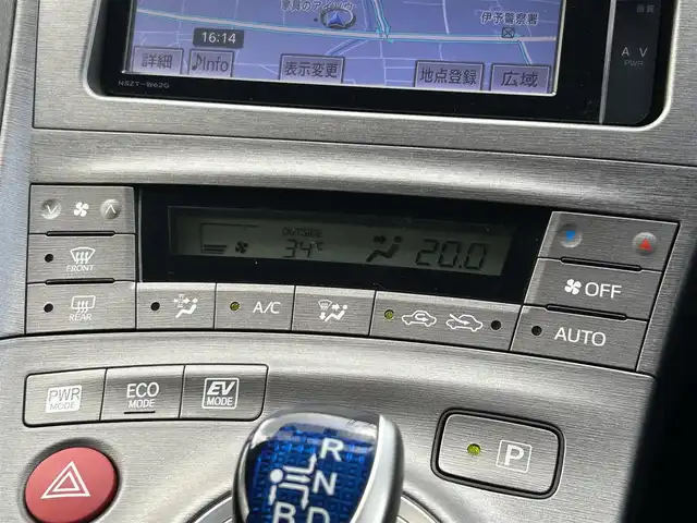 トヨタ プリウス S 愛媛県 2013(平25)年 5.3万km ホワイトパールクリスタルシャイン フォグランプ/純正ナビ/バックカメラ/ETC/ドラレコ/純正フロアマット/オートライト/ABS/純正15インチアルミホイール/スマートキー/フルセグTV/DVD/Bluetooth/AAC/スペアキー/横滑り防止装置/プッシュスタート