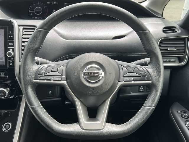 日産 セレナ ハイウェイスター Vセレクション 青森県 2017(平29)年 11.1万km ダイヤモンドブラック 4WD/セーフティパックA/純正9インチSDナビ・フルセグTV/CD・DVD・Bluetooth・SD/純正フリップダウンモニター/アラウンドビューモニター/インテリジェントパーキングアシスト/両側パワースライドドア/エマージェンシーブレーキ/クルーズコントロール/レーンキープアシスト/フロント・バックソナー/横滑り防止機能/サイド・カーテンエアバッグ/2.3列目USB電源ソケット/3列目シートスライド/ビルトインETC/LEDヘッドライト/フォグランプ/純正15インチアルミ/インテリキー