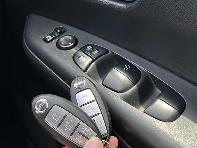 日産 セレナ ハイウェイスター Vセレクション 青森県 2017(平29)年 11.1万km ダイヤモンドブラック 4WD/セーフティパックA/純正9インチSDナビ・フルセグTV/CD・DVD・Bluetooth・SD/純正フリップダウンモニター/アラウンドビューモニター/インテリジェントパーキングアシスト/両側パワースライドドア/エマージェンシーブレーキ/クルーズコントロール/レーンキープアシスト/フロント・バックソナー/横滑り防止機能/サイド・カーテンエアバッグ/2.3列目USB電源ソケット/3列目シートスライド/ビルトインETC/LEDヘッドライト/フォグランプ/純正15インチアルミ/インテリキー
