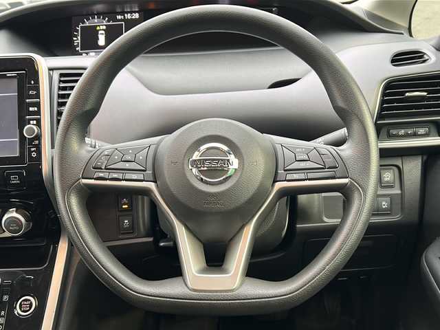 日産 セレナ X Vセレクション 茨城県 2018(平30)年 5.6万km ブリリアントホワイトパール 後席用フリップダウンモニター/純正9インチナビゲーション/CD/DVD/Bluetooth/フルセグTV/アラウンドビューモニター/横滑り防止装置/エマージェンシーブレーキ/クルーズコントロール/コーナーセンサー/パーキングアシスト/プッシュスタート/スマートキー×2/ビルトインETC/両側パワースライドドア/オートライト/保証書、取扱説明書
