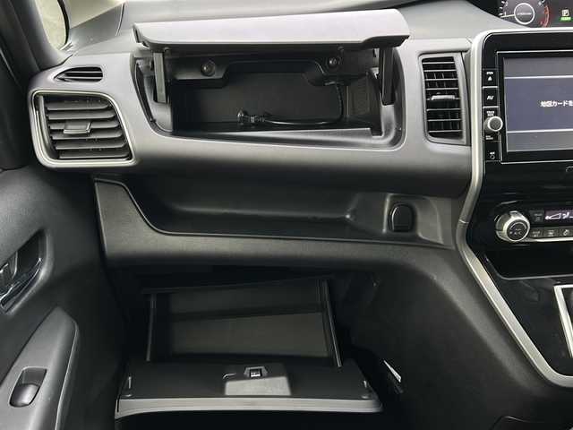 日産 セレナ X Vセレクション 茨城県 2018(平30)年 5.6万km ブリリアントホワイトパール 後席用フリップダウンモニター/純正9インチナビゲーション/CD/DVD/Bluetooth/フルセグTV/アラウンドビューモニター/横滑り防止装置/エマージェンシーブレーキ/クルーズコントロール/コーナーセンサー/パーキングアシスト/プッシュスタート/スマートキー×2/ビルトインETC/両側パワースライドドア/オートライト/保証書、取扱説明書
