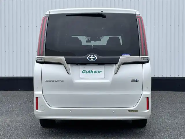 トヨタ エスクァイア ハイブリッド Gi プレミアムパッケージ 千葉県 2020(令2)年 6万km ホワイトパールクリスタルシャイン アルパイン9インチナビ/(フルセグTV/BT/CD/DVD/FM/AM)/バックカメラ/衝突被害軽減システム/車線逸脱警報/クルーズコントロール/アルパイン12インチフリップダウンモニター/ハーフレザーシート/両側パワースライドドア/横滑り防止装置/ETC/前後ドライブレコーダー/アイドリングストップ/LEDヘッドライト/フォグランプ/オートライト/ウィンカーミラー/電動格納ミラー/純正15インチAW/シートヒーター/シートリフター/ステアリングヒーター/プッシュスタート/スマートキー/フロアマット/スペアキー/取扱説明書