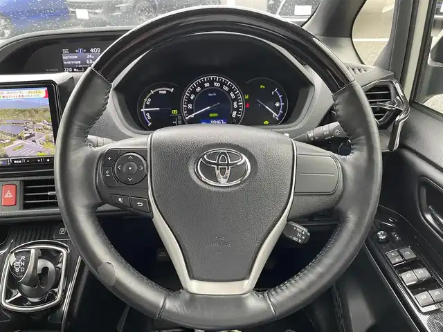 トヨタ エスクァイア ハイブリッド Gi プレミアムパッケージ 千葉県 2020(令2)年 6万km ホワイトパールクリスタルシャイン アルパイン9インチナビ/(フルセグTV/BT/CD/DVD/FM/AM)/バックカメラ/衝突被害軽減システム/車線逸脱警報/クルーズコントロール/アルパイン12インチフリップダウンモニター/ハーフレザーシート/両側パワースライドドア/横滑り防止装置/ETC/前後ドライブレコーダー/アイドリングストップ/LEDヘッドライト/フォグランプ/オートライト/ウィンカーミラー/電動格納ミラー/純正15インチAW/シートヒーター/シートリフター/ステアリングヒーター/プッシュスタート/スマートキー/フロアマット/スペアキー/取扱説明書