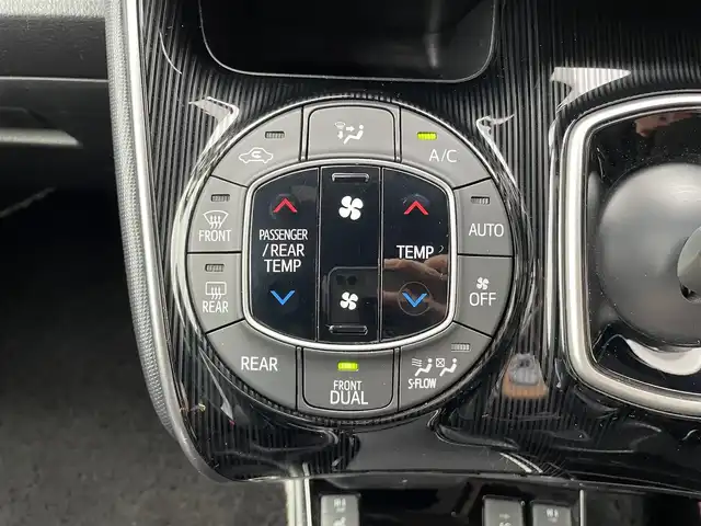 トヨタ エスクァイア ハイブリッド Gi プレミアムパッケージ 千葉県 2020(令2)年 6万km ホワイトパールクリスタルシャイン アルパイン9インチナビ/(フルセグTV/BT/CD/DVD/FM/AM)/バックカメラ/衝突被害軽減システム/車線逸脱警報/クルーズコントロール/アルパイン12インチフリップダウンモニター/ハーフレザーシート/両側パワースライドドア/横滑り防止装置/ETC/前後ドライブレコーダー/アイドリングストップ/LEDヘッドライト/フォグランプ/オートライト/ウィンカーミラー/電動格納ミラー/純正15インチAW/シートヒーター/シートリフター/ステアリングヒーター/プッシュスタート/スマートキー/フロアマット/スペアキー/取扱説明書
