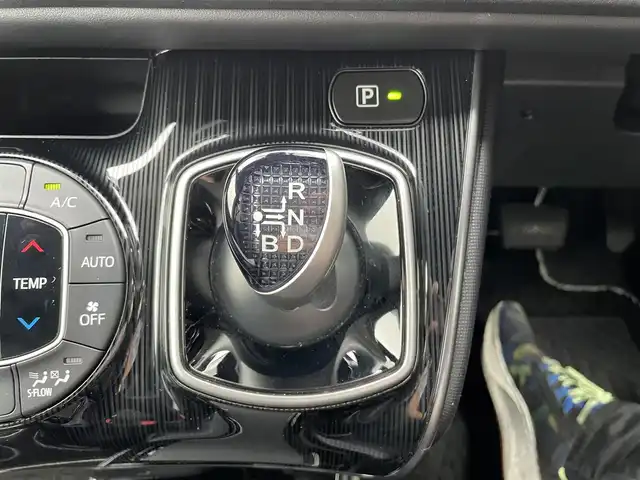 トヨタ エスクァイア ハイブリッド Gi プレミアムパッケージ 千葉県 2020(令2)年 6万km ホワイトパールクリスタルシャイン アルパイン9インチナビ/(フルセグTV/BT/CD/DVD/FM/AM)/バックカメラ/衝突被害軽減システム/車線逸脱警報/クルーズコントロール/アルパイン12インチフリップダウンモニター/ハーフレザーシート/両側パワースライドドア/横滑り防止装置/ETC/前後ドライブレコーダー/アイドリングストップ/LEDヘッドライト/フォグランプ/オートライト/ウィンカーミラー/電動格納ミラー/純正15インチAW/シートヒーター/シートリフター/ステアリングヒーター/プッシュスタート/スマートキー/フロアマット/スペアキー/取扱説明書