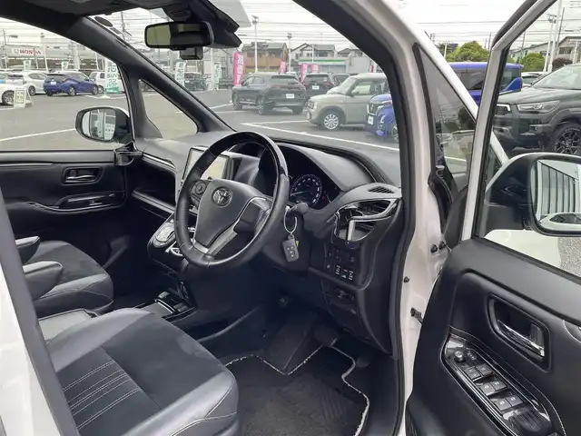 トヨタ エスクァイア ハイブリッド Gi プレミアムパッケージ 千葉県 2020(令2)年 6万km ホワイトパールクリスタルシャイン アルパイン9インチナビ/(フルセグTV/BT/CD/DVD/FM/AM)/バックカメラ/衝突被害軽減システム/車線逸脱警報/クルーズコントロール/アルパイン12インチフリップダウンモニター/ハーフレザーシート/両側パワースライドドア/横滑り防止装置/ETC/前後ドライブレコーダー/アイドリングストップ/LEDヘッドライト/フォグランプ/オートライト/ウィンカーミラー/電動格納ミラー/純正15インチAW/シートヒーター/シートリフター/ステアリングヒーター/プッシュスタート/スマートキー/フロアマット/スペアキー/取扱説明書