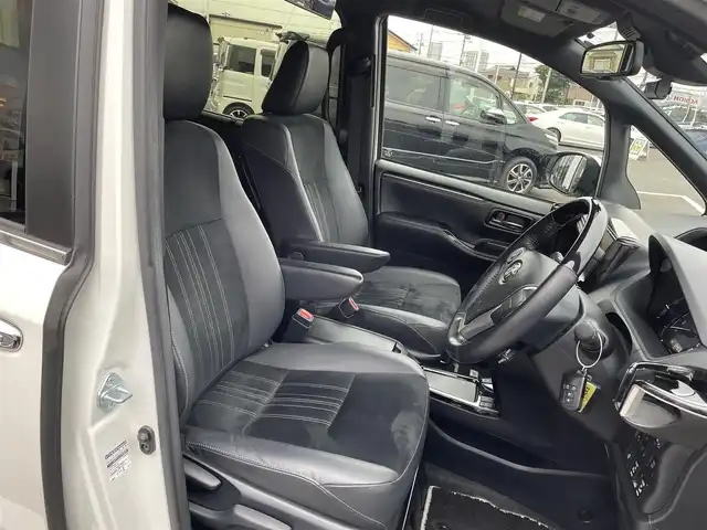 トヨタ エスクァイア ハイブリッド Gi プレミアムパッケージ 千葉県 2020(令2)年 6万km ホワイトパールクリスタルシャイン アルパイン9インチナビ/(フルセグTV/BT/CD/DVD/FM/AM)/バックカメラ/衝突被害軽減システム/車線逸脱警報/クルーズコントロール/アルパイン12インチフリップダウンモニター/ハーフレザーシート/両側パワースライドドア/横滑り防止装置/ETC/前後ドライブレコーダー/アイドリングストップ/LEDヘッドライト/フォグランプ/オートライト/ウィンカーミラー/電動格納ミラー/純正15インチAW/シートヒーター/シートリフター/ステアリングヒーター/プッシュスタート/スマートキー/フロアマット/スペアキー/取扱説明書