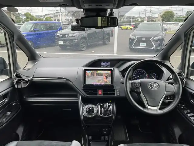 トヨタ エスクァイア ハイブリッド Gi プレミアムパッケージ 千葉県 2020(令2)年 6万km ホワイトパールクリスタルシャイン アルパイン9インチナビ/(フルセグTV/BT/CD/DVD/FM/AM)/バックカメラ/衝突被害軽減システム/車線逸脱警報/クルーズコントロール/アルパイン12インチフリップダウンモニター/ハーフレザーシート/両側パワースライドドア/横滑り防止装置/ETC/前後ドライブレコーダー/アイドリングストップ/LEDヘッドライト/フォグランプ/オートライト/ウィンカーミラー/電動格納ミラー/純正15インチAW/シートヒーター/シートリフター/ステアリングヒーター/プッシュスタート/スマートキー/フロアマット/スペアキー/取扱説明書