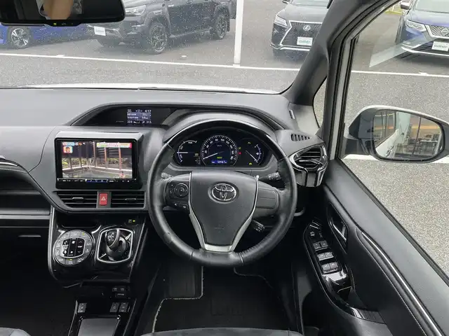 トヨタ エスクァイア ハイブリッド Gi プレミアムパッケージ 千葉県 2020(令2)年 6万km ホワイトパールクリスタルシャイン アルパイン9インチナビ/(フルセグTV/BT/CD/DVD/FM/AM)/バックカメラ/衝突被害軽減システム/車線逸脱警報/クルーズコントロール/アルパイン12インチフリップダウンモニター/ハーフレザーシート/両側パワースライドドア/横滑り防止装置/ETC/前後ドライブレコーダー/アイドリングストップ/LEDヘッドライト/フォグランプ/オートライト/ウィンカーミラー/電動格納ミラー/純正15インチAW/シートヒーター/シートリフター/ステアリングヒーター/プッシュスタート/スマートキー/フロアマット/スペアキー/取扱説明書