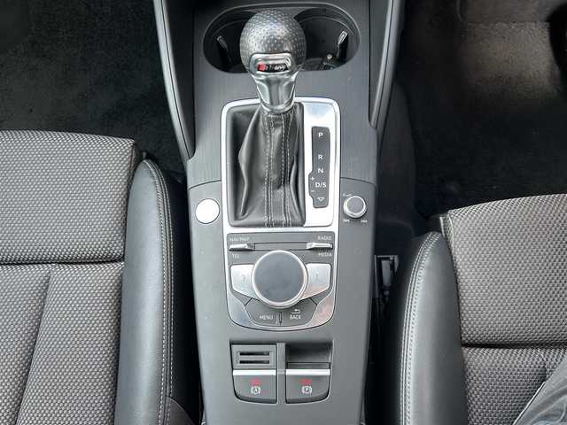 アウディ Ａ３ セダン 1.4TFSI スポーツ Sライン 佐賀県 2018(平30)年 2.9万km グレイシアホワイトメタリック Sライン/アダプティブクルーズコントロール/トラフィックジャム/アクティブレーンアシスト/サイドアシスト　/リアトラフィックアシスト/サイドアシスト/純正ナビ　/・バックカメラ　/・フルセグTV/BT/CD/DVD/ハーフレザーシート/シートヒーター/パワーシート/純正18インチAW/革巻きステアリング/パドルシフト/LEDヘッドライト/リアフォグランプ　/ETC2.0/スペアキー×１/取扱説明書/保証書
