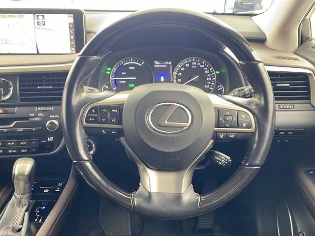 レクサス ＲＸ 450h バージョンL 兵庫県 2016(平28)年 7.7万km ソニッククォーツ ・純正12.3インチナビ&Bluetooth&CD/DVD&USB&TV/・パノラミックビューモニター/・ビルドインETC2.0/・レーダークルーズコントロール/・LEXUSsafety/・プリクラッシュセーフティ/・レーンディパーチャーアラート/・ブラインドスポットモニター/・リアクロストラフィックアラート/・クリアランスソナー/・純正ウッドコンビステアリング/・オートマチックハイビーム/・3眼LEDヘッドライト/・シーケンシャルターンランプ/・サンルーフ/・パワーバックドア/・前方ドライブレコーダー/・nanoe/・メモリーパワーシート（運転席・助手席）/・後席電動リクライニング/・セミアニリンレザーシート/・シートヒーター（運転席・助手席）/・エアシート（運転席・助手席）/・純正20インチアルミホイール/・W＋サイドエアバック/・カーテンエアバック/・スマートキー/・AACエアコン/・電動パーキングブレーキ/・オートブレーキホールド/・革巻きステアリング/・ステアリングスイッチ