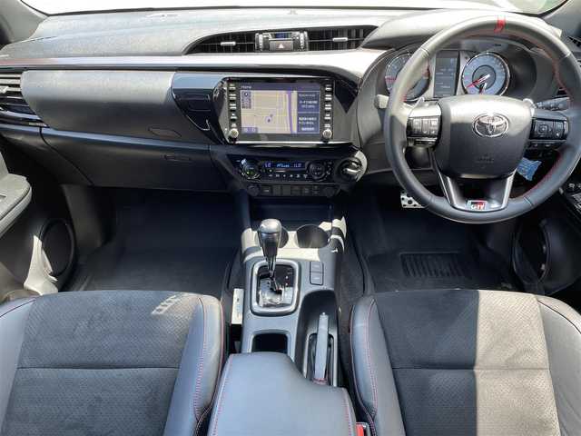 トヨタ ハイラックス Z GRスポーツ 大阪府 2024(令6)年 0.7万km プラチナホワイトパールマイカ ワンオーナー/純正８インチディスプレイオーディオ（ナビ機能付き）/BT/HDMI/USB/Miracast/360度カメラ/ハーフレザー/パワーシート/前後コーナーセンサー/追従機能付きクルーズコントロール/レーンキープアシスト/パドルシフト/ダウンヒルアシストコントロール/前後ドライブレコーダー/LEDヘッドライト/前後フォグランプ/社外フロアマット/純正AW/スペアキー/ETC/LADDER FRAME社製三つ折りトノカバー