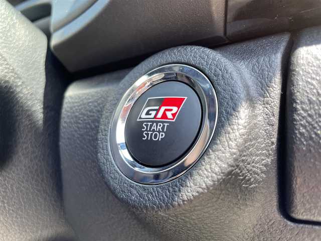 トヨタ ハイラックス Z GRスポーツ 大阪府 2024(令6)年 0.7万km プラチナホワイトパールマイカ ワンオーナー/純正８インチディスプレイオーディオ（ナビ機能付き）/BT/HDMI/USB/Miracast/360度カメラ/ハーフレザー/パワーシート/前後コーナーセンサー/追従機能付きクルーズコントロール/レーンキープアシスト/パドルシフト/ダウンヒルアシストコントロール/前後ドライブレコーダー/LEDヘッドライト/前後フォグランプ/社外フロアマット/純正AW/スペアキー/ETC/LADDER FRAME社製三つ折りトノカバー