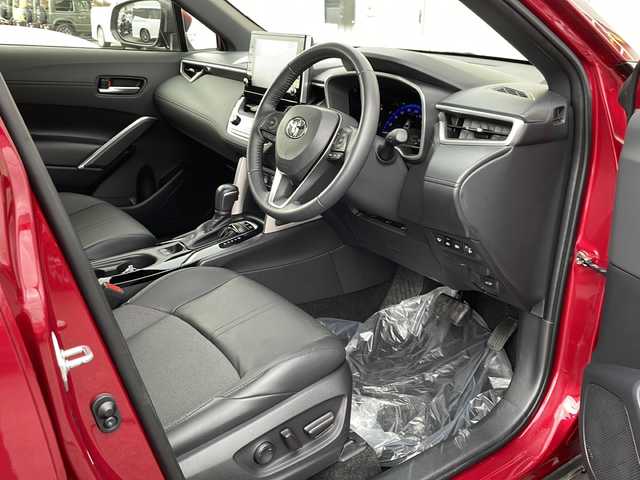トヨタ カローラ クロス ハイブリッド Z 道北・旭川 2023(令5)年 1.2万km センシュアルレッドマイカ ・4WD/・寒冷地仕様/・禁煙車/・純正ディスプレイオーディオ/　BT/USB/・バックカメラ/・ハンズフリー電動リアゲート/・前席シートヒーター/・ハンドルヒーター/・純正エンジンスターター/・トヨタセーフティセンス/　レーンキープアシスト/　PCS/PKSB/RSA/　レーダークルーズコントロール/・オートライト/・オートマチックハイビーム/・革巻きステアリング/・ステアリングスイッチ/・ミラーヒーター/・パワーシート/・LEDヘッドライト/フォグランプ/・ハーフレザー/・純正フロアマット/・ドアバイザー/・保証書/・スペアキー