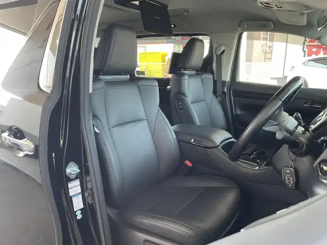 トヨタ ヴェルファイア ZG 道東・釧路十勝 2018(平30)年 2.4万km ブラック ４WD/Toyota Safety Sense/・PCS（プリクラッシュセーフティ）/・緊急時操舵支援/・レーンディパーチャーアラート/・ロードサインアシスト/・ドライバー異常時対応システム/・プロアクティブドライビングアシスト/・オートマチックハイビーム/・アダプティブハイビームシステム/・レーダークルーズコントロール/・先行車発進告知機能/社外メモリーナビ/（CD/DVD/BT)/フルセグTV/バックカメラ/両側パワースライドドア/パワーバックドア/クルーズコントロール/LEDオートライト/LEDフォグランプ/革シート/シートヒーター/パワーシート/エアシート/シートメモリ/純正室内カーテンセット/ステアリングヒーター/ステアリングスイッチ/電動オットマン/オートエアコン/アイドリングストップ/100V充電/電動化駆動ミラー/デジタルインナーミラー/スマートキー/社外ヒッチメンバー/ヘッドレストモニター/社外AW18インチ付きスタットレスタイヤ積込