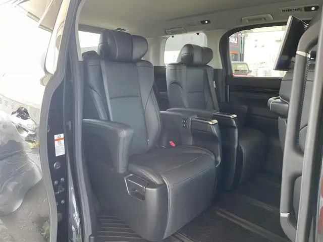 トヨタ ヴェルファイア ZG 道東・釧路十勝 2018(平30)年 2.4万km ブラック ４WD/Toyota Safety Sense/・PCS（プリクラッシュセーフティ）/・緊急時操舵支援/・レーンディパーチャーアラート/・ロードサインアシスト/・ドライバー異常時対応システム/・プロアクティブドライビングアシスト/・オートマチックハイビーム/・アダプティブハイビームシステム/・レーダークルーズコントロール/・先行車発進告知機能/社外メモリーナビ/（CD/DVD/BT)/フルセグTV/バックカメラ/両側パワースライドドア/パワーバックドア/クルーズコントロール/LEDオートライト/LEDフォグランプ/革シート/シートヒーター/パワーシート/エアシート/シートメモリ/純正室内カーテンセット/ステアリングヒーター/ステアリングスイッチ/電動オットマン/オートエアコン/アイドリングストップ/100V充電/電動化駆動ミラー/デジタルインナーミラー/スマートキー/社外ヒッチメンバー/ヘッドレストモニター/社外AW18インチ付きスタットレスタイヤ積込