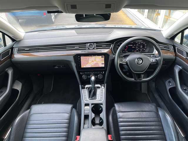 フォルクスワーゲン パサート ヴァリアント TDI ハイライン 山梨県 2018(平30)年 5.3万km 青 テクノロジーP/３６０カメラ/LEDヘッドライト/パイロットアシスト/純正ナビ/フルセグ/ACC/LKA/BSA/黒革/シートヒーター/オートホールド/ETC2。0/パワーバックドア