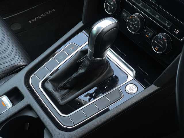 フォルクスワーゲン パサート ヴァリアント TDI ハイライン 山梨県 2018(平30)年 5.3万km 青 テクノロジーP/３６０カメラ/LEDヘッドライト/パイロットアシスト/純正ナビ/フルセグ/ACC/LKA/BSA/黒革/シートヒーター/オートホールド/ETC2。0/パワーバックドア