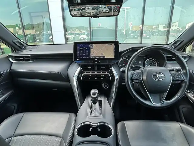 トヨタ ハリアー Z 香川県 2020(令2)年 3.3万km プレシャスブラックパール 12.3型ディスプレイオーディオ（コネクティッドナビ付）/【AM/FM/Bluetooth/フルセグ】/JBLスピーカー/ブラインドスポットモニター/ヘッドアップディスプレイ/アラウンドビューモニター/ディスプレイオーディオ/クリアランスソナー(前後)/トヨタセーフティセンス/→プリクラッシュセーフティ（衝突被害軽減ブレーキ）/→レーンディパーチャーアラート（車線逸脱警報）/→レーントレーシングアシスト（車線中央維持支援）/→レーダークルーズコントロール（全車速追従機能付き）/→オートマチックハイビーム/ETC2.0（ビルトイン）/デジタルインナーミラー/パーキングサポートブレーキ/ステアリングリモコン/LEDオートライト/フォグランプ/パワーシート（運転席/助手席）/電動格納ミラー（ウィンカー付）/純正19インチアルミホイール/純正フロアマット/スマートキー