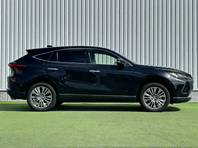 トヨタ ハリアー Z 香川県 2020(令2)年 3.3万km プレシャスブラックパール 12.3型ディスプレイオーディオ（コネクティッドナビ付）/【AM/FM/Bluetooth/フルセグ】/JBLスピーカー/ブラインドスポットモニター/ヘッドアップディスプレイ/アラウンドビューモニター/ディスプレイオーディオ/クリアランスソナー(前後)/トヨタセーフティセンス/→プリクラッシュセーフティ（衝突被害軽減ブレーキ）/→レーンディパーチャーアラート（車線逸脱警報）/→レーントレーシングアシスト（車線中央維持支援）/→レーダークルーズコントロール（全車速追従機能付き）/→オートマチックハイビーム/ETC2.0（ビルトイン）/デジタルインナーミラー/パーキングサポートブレーキ/ステアリングリモコン/LEDオートライト/フォグランプ/パワーシート（運転席/助手席）/電動格納ミラー（ウィンカー付）/純正19インチアルミホイール/純正フロアマット/スマートキー