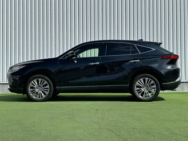 トヨタ ハリアー Z 香川県 2020(令2)年 3.3万km プレシャスブラックパール 12.3型ディスプレイオーディオ（コネクティッドナビ付）/【AM/FM/Bluetooth/フルセグ】/JBLスピーカー/ブラインドスポットモニター/ヘッドアップディスプレイ/アラウンドビューモニター/ディスプレイオーディオ/クリアランスソナー(前後)/トヨタセーフティセンス/→プリクラッシュセーフティ（衝突被害軽減ブレーキ）/→レーンディパーチャーアラート（車線逸脱警報）/→レーントレーシングアシスト（車線中央維持支援）/→レーダークルーズコントロール（全車速追従機能付き）/→オートマチックハイビーム/ETC2.0（ビルトイン）/デジタルインナーミラー/パーキングサポートブレーキ/ステアリングリモコン/LEDオートライト/フォグランプ/パワーシート（運転席/助手席）/電動格納ミラー（ウィンカー付）/純正19インチアルミホイール/純正フロアマット/スマートキー