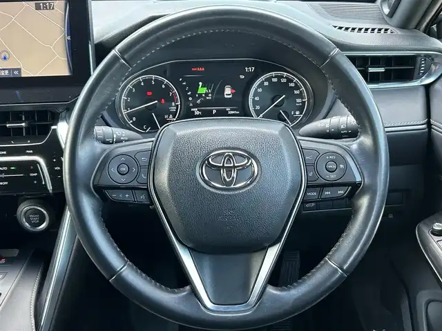 トヨタ ハリアー Z 香川県 2020(令2)年 3.3万km プレシャスブラックパール 12.3型ディスプレイオーディオ（コネクティッドナビ付）/【AM/FM/Bluetooth/フルセグ】/JBLスピーカー/ブラインドスポットモニター/ヘッドアップディスプレイ/アラウンドビューモニター/ディスプレイオーディオ/クリアランスソナー(前後)/トヨタセーフティセンス/→プリクラッシュセーフティ（衝突被害軽減ブレーキ）/→レーンディパーチャーアラート（車線逸脱警報）/→レーントレーシングアシスト（車線中央維持支援）/→レーダークルーズコントロール（全車速追従機能付き）/→オートマチックハイビーム/ETC2.0（ビルトイン）/デジタルインナーミラー/パーキングサポートブレーキ/ステアリングリモコン/LEDオートライト/フォグランプ/パワーシート（運転席/助手席）/電動格納ミラー（ウィンカー付）/純正19インチアルミホイール/純正フロアマット/スマートキー