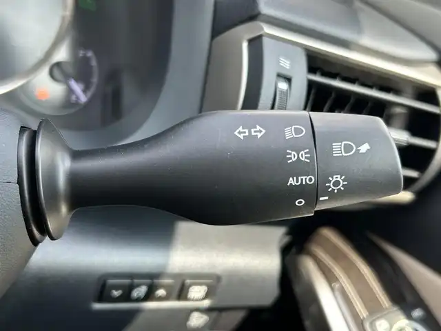 レクサス ＩＳ 300h バージョンL 新潟県 2016(平28)年 1.5万km ソニッククォーツ 衝突軽減/純正ナビ/(AM/FM/CD/DVD/BT/フルセグ)/バックカメラ/ETC2.0/レーダークルーズコントロール/アイドリングストップ/コーナーセンサー/トランクスポイラー(OP)/純正18インチアルミホイール(OP)/セミアニリン革シート(ベージュ)/シートヒーター/エアーシート/パワーシート/革巻きステアリング/ステアリングスイッチ/ハンドルヒーター/パドルシフト/電動サンシェード(リア)/AUTOライト/LEDヘッドライト/プッシュスタート/スマートキー