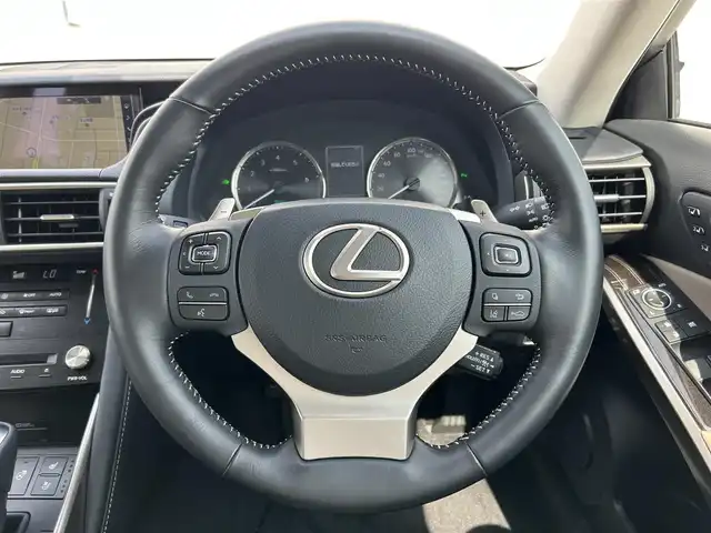 レクサス ＩＳ 300h バージョンL 新潟県 2016(平28)年 1.5万km ソニッククォーツ 衝突軽減/純正ナビ/(AM/FM/CD/DVD/BT/フルセグ)/バックカメラ/ETC2.0/レーダークルーズコントロール/アイドリングストップ/コーナーセンサー/トランクスポイラー(OP)/純正18インチアルミホイール(OP)/セミアニリン革シート(ベージュ)/シートヒーター/エアーシート/パワーシート/革巻きステアリング/ステアリングスイッチ/ハンドルヒーター/パドルシフト/電動サンシェード(リア)/AUTOライト/LEDヘッドライト/プッシュスタート/スマートキー