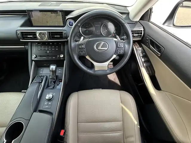 レクサス ＩＳ 300h バージョンL 新潟県 2016(平28)年 1.5万km ソニッククォーツ 衝突軽減/純正ナビ/(AM/FM/CD/DVD/BT/フルセグ)/バックカメラ/ETC2.0/レーダークルーズコントロール/アイドリングストップ/コーナーセンサー/トランクスポイラー(OP)/純正18インチアルミホイール(OP)/セミアニリン革シート(ベージュ)/シートヒーター/エアーシート/パワーシート/革巻きステアリング/ステアリングスイッチ/ハンドルヒーター/パドルシフト/電動サンシェード(リア)/AUTOライト/LEDヘッドライト/プッシュスタート/スマートキー