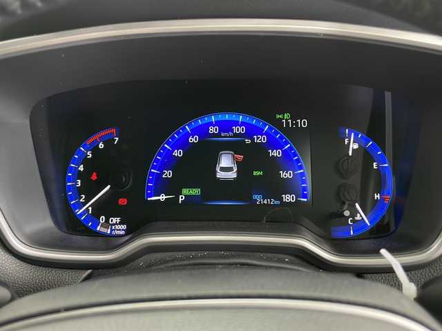 トヨタ カローラ クロス ハイブリッド Z 愛知県 2023(令5)年 2.2万km プラチナホワイトパールマイカ /禁煙車//E-Four//純正9インチディスプレイオーディオ//フルセグTV//ビルトインETC2.0//バックカメラ//社外前後ドライブレコーダー(TZ-DR210)//電動パノラマルーフ//トヨタセーフティセンス//プリクラッシュセーフティ//レーントレーシングアシスト//レーダークルーズ//アダプティブハイビーム//ロードサインアシスト//ブラインドスポットモニター//パーキングサポートブレーキ//先行車発進告知//Bi-Beam LEDヘッドライト//オートライト//シーケンシャルウィンカー//LEDフォグランプ//ルーフレール//ハンズフリーパワーバックドア//本革+ファブリックコンビシート//運転席パワーシート//前席シートヒーター//社外フロアマット//純正ドアバイザー//革巻きステアリング//ステアリングスイッチ//プッシュスタート//電動格納ミラーウィンカー//電子パーキングブレーキ//ブレーキホールド//スペアキー